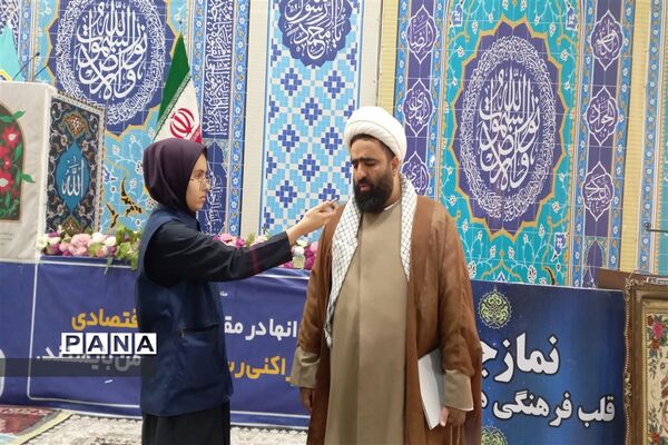 میز خدمت در نمازجمعه شهرستان قدس به‌مناسبت دهه فجر در شهرستان قدس
