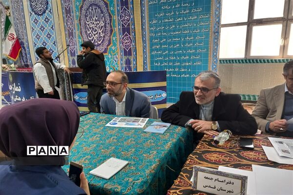 میز خدمت در نمازجمعه شهرستان قدس به‌مناسبت دهه فجر در شهرستان قدس