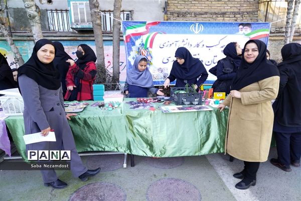برگزاری بازارچه کسب و کار در مدرسه امجدی  ناحیه ۵ مشهد