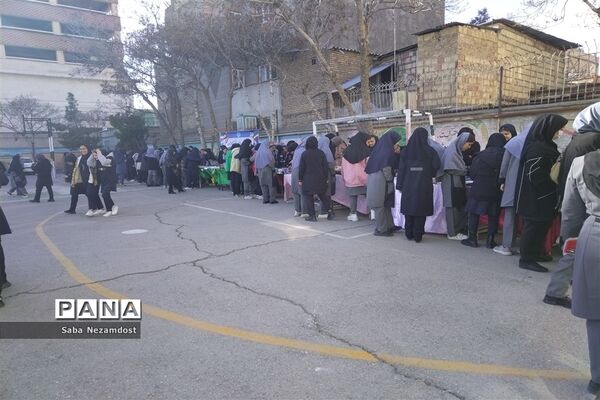 برگزاری بازارچه کسب و کار در مدرسه امجدی  ناحیه ۵ مشهد