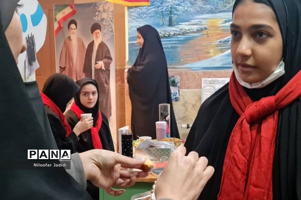 نمایشگاه مدرسه انقلاب در دبیرستان شاهد بهشت رباط‌کریم