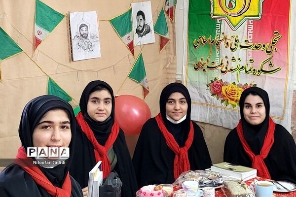 نمایشگاه مدرسه انقلاب در دبیرستان شاهد بهشت رباط‌کریم