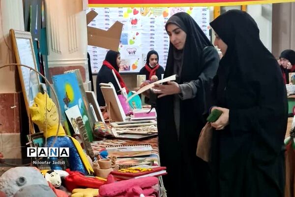 نمایشگاه مدرسه انقلاب در دبیرستان شاهد بهشت رباط‌کریم