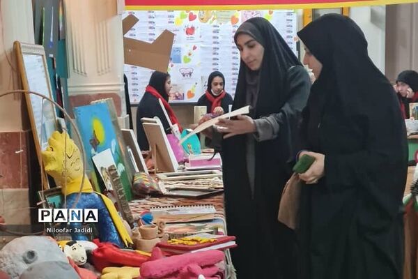 نمایشگاه مدرسه انقلاب در دبیرستان شاهد بهشت رباط‌کریم