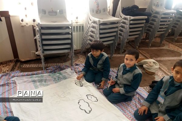 اجرای نقاشی همگانی یاران حاج قاسم در دبستان شاهد کاشمر