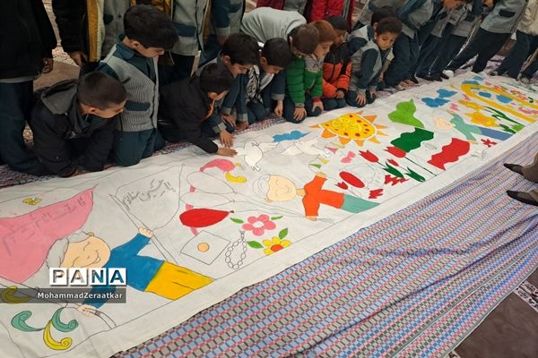 اجرای نقاشی همگانی یاران حاج قاسم در دبستان شاهد کاشمر