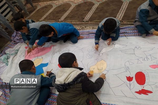 اجرای نقاشی همگانی یاران حاج قاسم در دبستان شاهد کاشمر