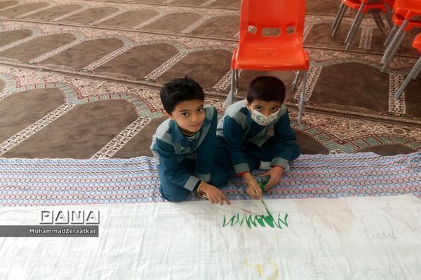 اجرای نقاشی همگانی یاران حاج قاسم در دبستان شاهد کاشمر