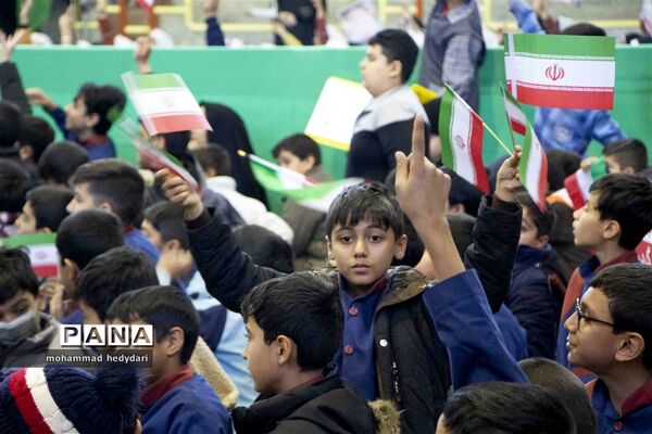 جشن دو هزار نفری دانش‌آموزان یزدی