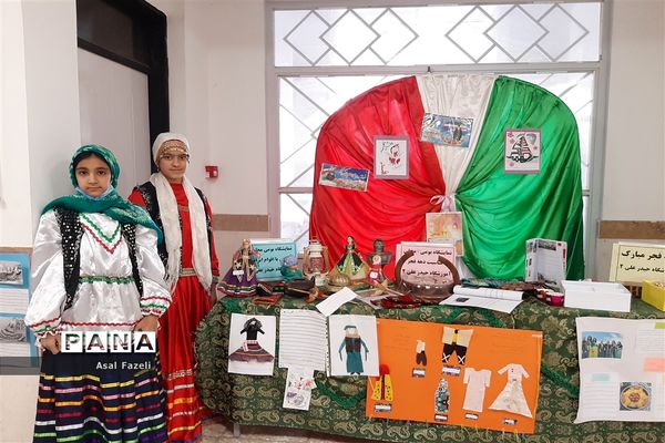 برگزاری جشنواره بومی محلی و دست سازه‌های هنری و جشن 22 بهمن‌ماه در دبستان حیدرعلی
