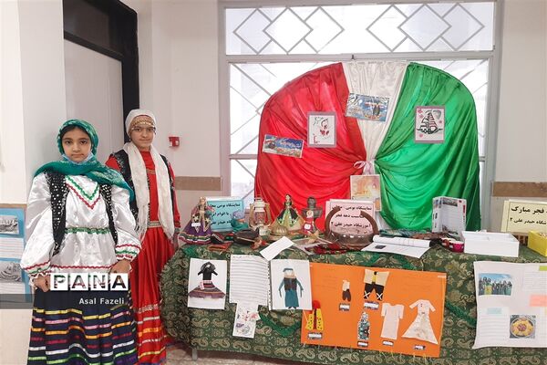 برگزاری جشنواره بومی محلی و دست سازه‌های هنری و جشن 22 بهمن‌ماه در دبستان حیدرعلی