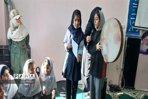 جشن انقلاب در دبستان لطیفه