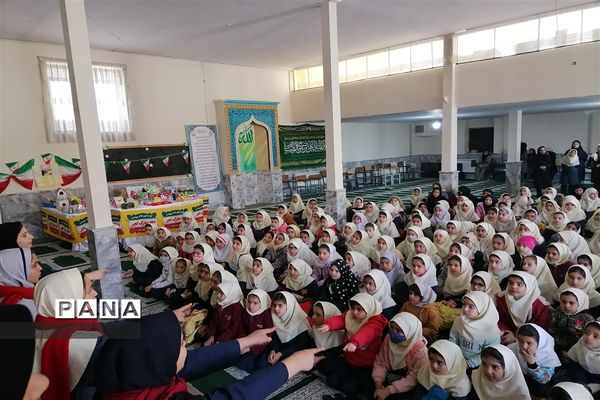 جشن پیروزی انقلاب اسلامی در دبستان شهید خلیل طهماسبی