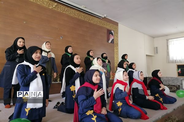 جشن پیروزی انقلاب اسلامی در دبستان شهید خلیل طهماسبی