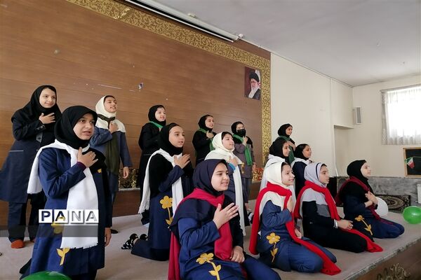 جشن پیروزی انقلاب اسلامی در دبستان شهید خلیل طهماسبی