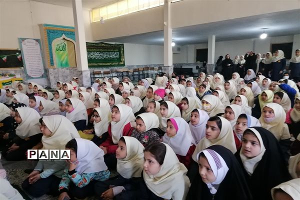 جشن پیروزی انقلاب اسلامی در دبستان شهید خلیل طهماسبی