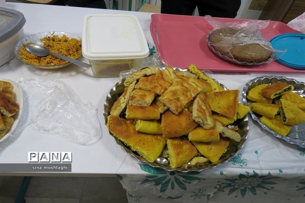 جشنواره غذاهای در هنرستان امام خمینی (ره)