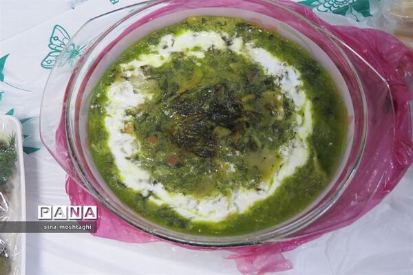 جشنواره غذاهای در هنرستان امام خمینی (ره)