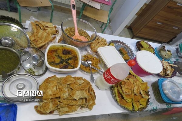 جشنواره غذاهای در هنرستان امام خمینی (ره)