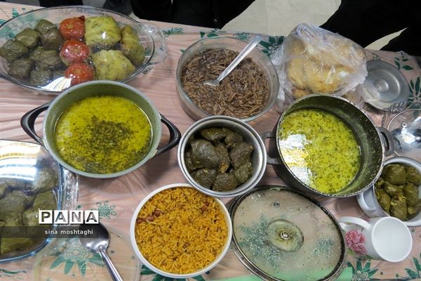 جشنواره غذاهای در هنرستان امام خمینی (ره)