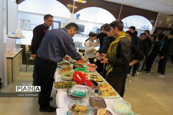 جشنواره غذاهای در هنرستان امام خمینی (ره)