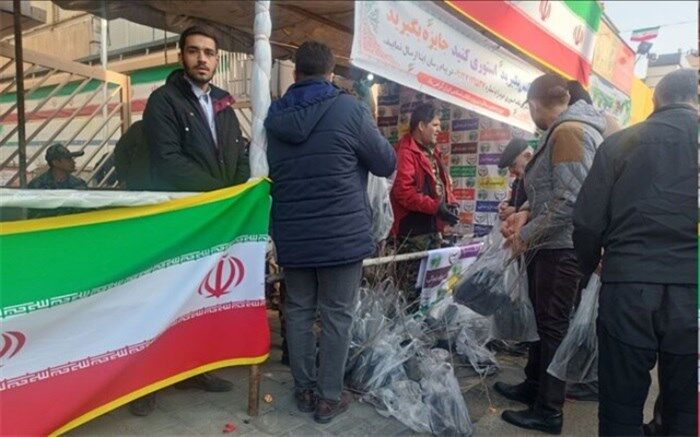 توزیع نهال رایگان در راهپیمایی ۲۲ بهمن