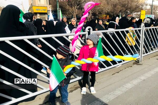 حضور پرشور آموزش و پرورش ناحیه سه مشهد در راهپیمایی 22بهمن