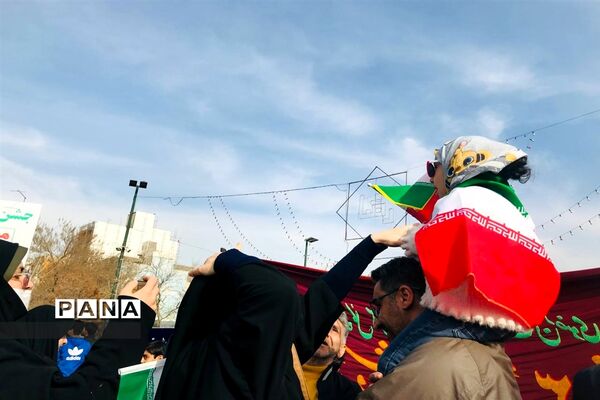 حضور پرشور آموزش و پرورش ناحیه سه مشهد در راهپیمایی 22بهمن