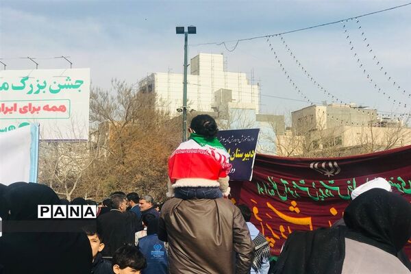 حضور پرشور آموزش و پرورش ناحیه سه مشهد در راهپیمایی 22بهمن