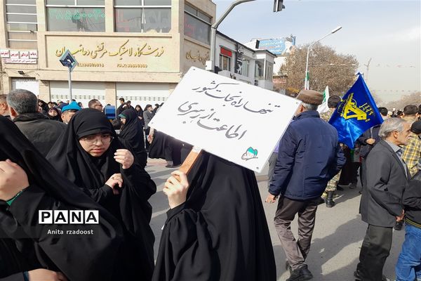 راهپیمایی پرشور دانش‌آموزان در روز 22بهمن