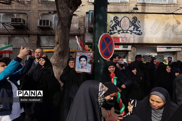راهپیمایی پرشور دانش‌آموزان در روز 22بهمن