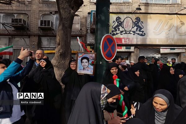 راهپیمایی پرشور دانش‌آموزان در روز 22بهمن