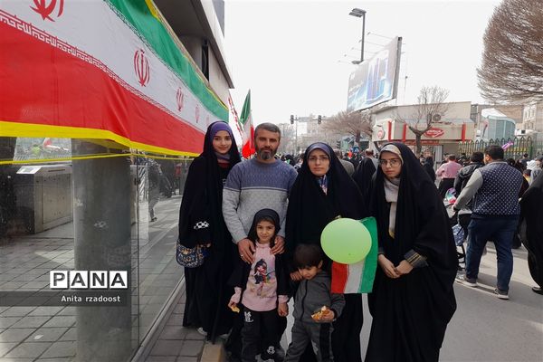 راهپیمایی پرشور دانش‌آموزان در روز 22بهمن