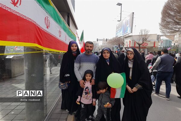 راهپیمایی پرشور دانش‌آموزان در روز 22بهمن