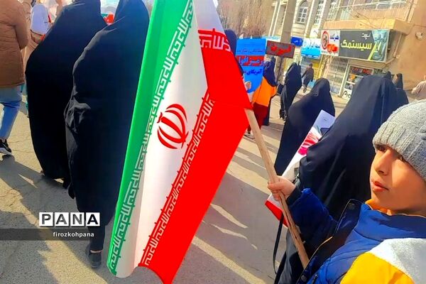 راهپیمایی یوم‌الله ۲۲بهمن با حضور پرشور دانش‌آموزان در شهرستان فیروزکوه