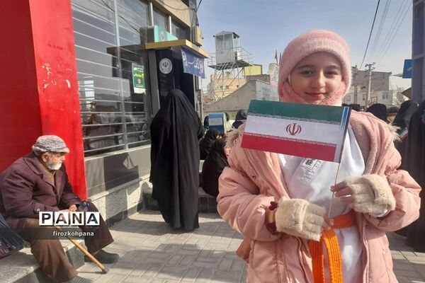 راهپیمایی یوم‌الله ۲۲بهمن با حضور پرشور دانش‌آموزان در شهرستان فیروزکوه