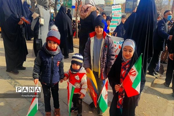 راهپیمایی یوم‌الله ۲۲بهمن با حضور پرشور دانش‌آموزان در شهرستان فیروزکوه