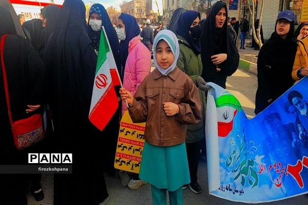 راهپیمایی یوم‌الله ۲۲بهمن با حضور پرشور دانش‌آموزان در شهرستان فیروزکوه