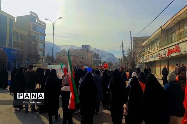 راهپیمایی یوم‌الله ۲۲بهمن با حضور پرشور دانش‌آموزان در شهرستان فیروزکوه