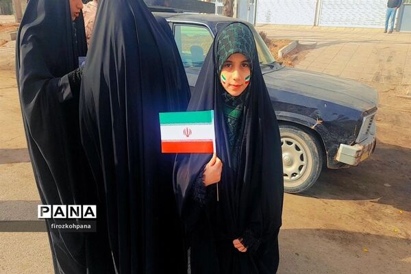 راهپیمایی یوم‌الله ۲۲بهمن با حضور پرشور دانش‌آموزان در شهرستان فیروزکوه