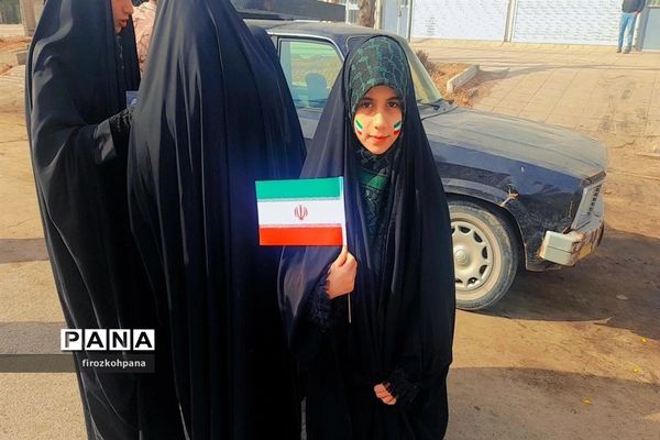 راهپیمایی یوم‌الله ۲۲بهمن با حضور پرشور دانش‌آموزان در شهرستان فیروزکوه