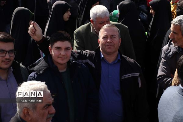 بچه‌های انقلاب پای کار انقلاب