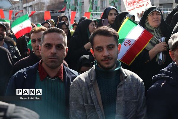 بچه‌های انقلاب پای کار انقلاب
