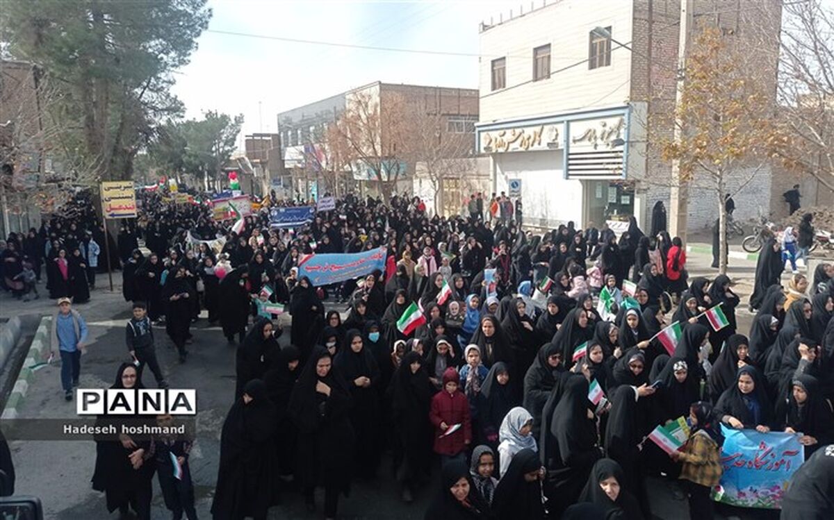 حضور دانش‌آموزان در راهپیمایی ۲۲ بهمن در خلیل‌آباد/فیلم
