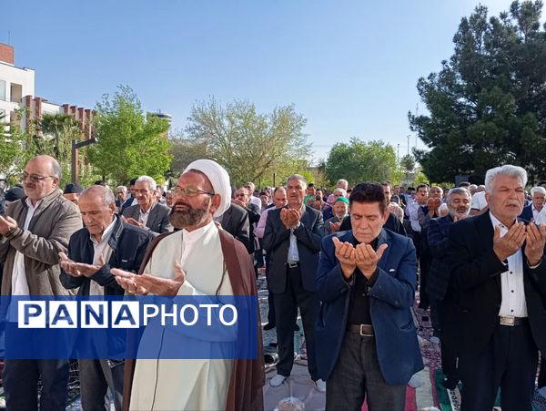 برپایی نماز عید سعید فطر در پارک شهدای کوچه بیوک