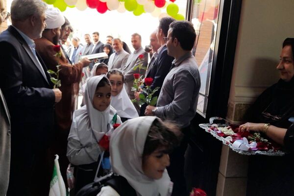 طلوع علم در مدرسه روشنگر با نغمه زنگ مهر