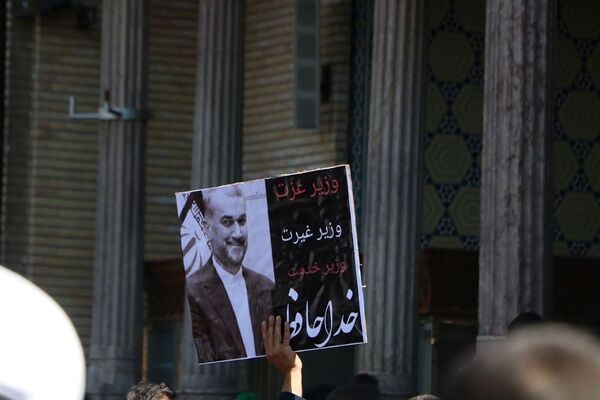 وداع با پیکر مطهر شهید حسین امیرعبدالهیان در شهرستان ری