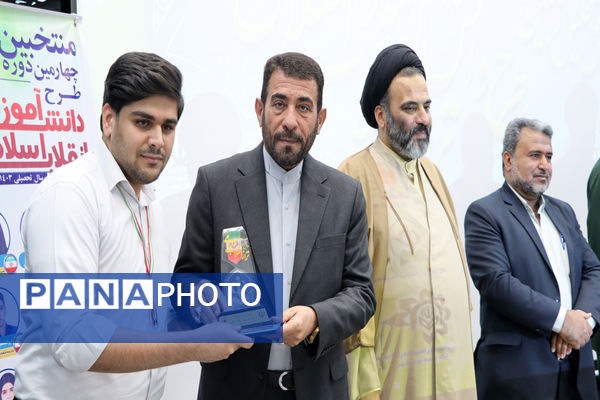 تجلیل از دانش‌آموزان تراز انقلاب اسلامی استان بوشهر