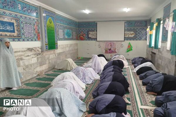  اقامه نماز جماعت دبیرستان هدی با حضور دانش‌آموزان پایه هفتم