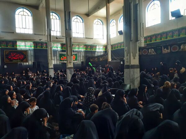 تجمع عظیم عاشقان در روز عاشورا به یاد امام حسین(ع)